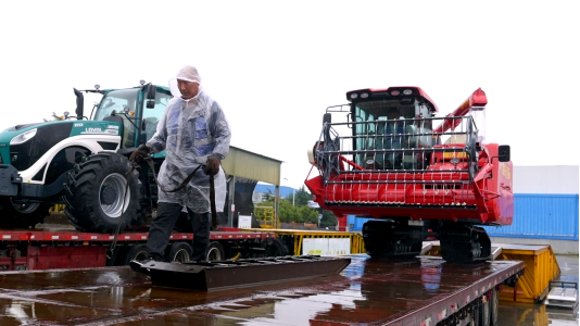 7工作人员正冒雨安排装车