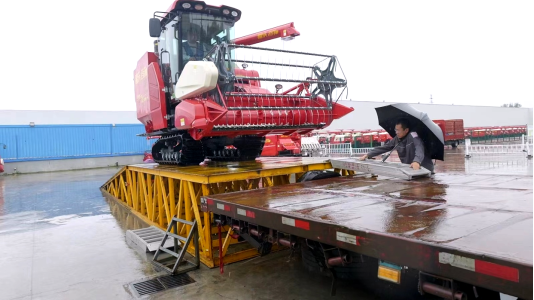 6工作人员正冒雨安排装车