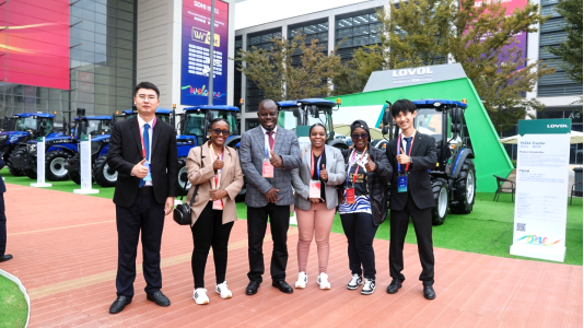 16经销商们对展示出的产品点赞 